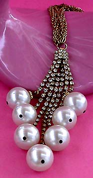 a beautiful vintage costume jewelry necklace unsigned