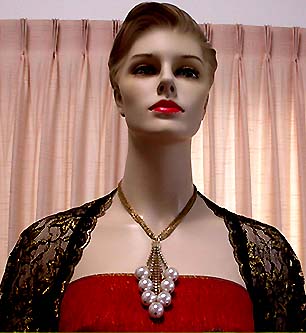 a beautiful vintage costume jewelry necklace unsigned