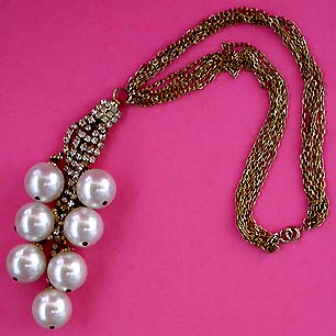a beautiful vintage costume jewelry necklace unsigned