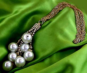 a beautiful vintage costume jewelry necklace unsigned