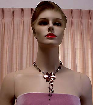 a beautiful vintage costume jewelry necklace unsigned