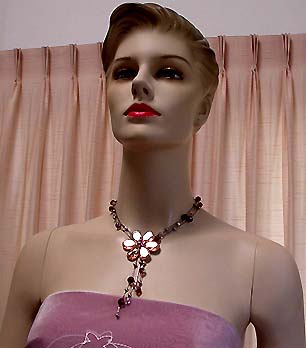a beautiful vintage costume jewelry necklace unsigned