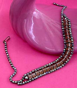 a beautiful vintage costume jewelry necklace unsigned