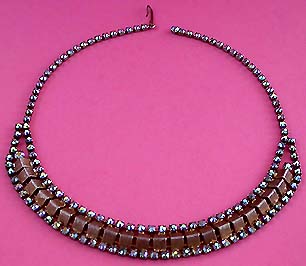 a beautiful vintage costume jewelry necklace unsigned