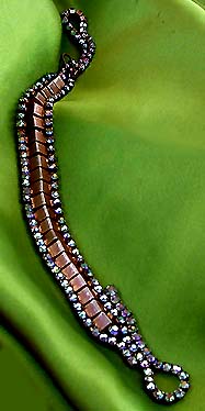 a beautiful vintage costume jewelry necklace unsigned