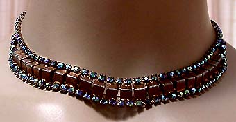 a beautiful vintage costume jewelry necklace unsigned
