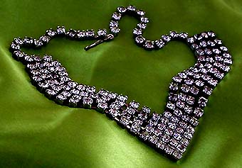 a beautiful vintage costume jewelry necklace unsigned
