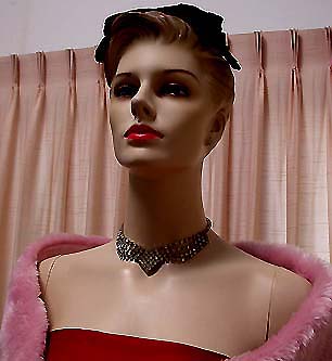 a beautiful vintage costume jewelry necklace unsigned