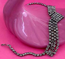 a beautiful vintage costume jewelry necklace unsigned