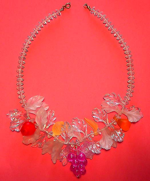 a beautiful vintage costume jewelry necklace unsigned