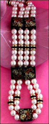 a beautiful vintage costume jewelry necklace unsigned