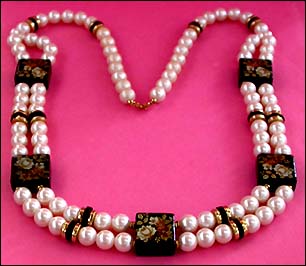 a beautiful vintage costume jewelry necklace unsigned