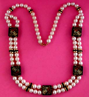a beautiful vintage costume jewelry necklace unsigned