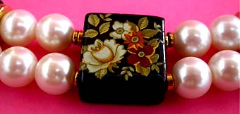a beautiful vintage costume jewelry necklace unsigned