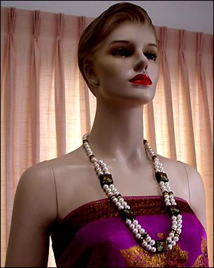 a beautiful vintage costume jewelry necklace unsigned