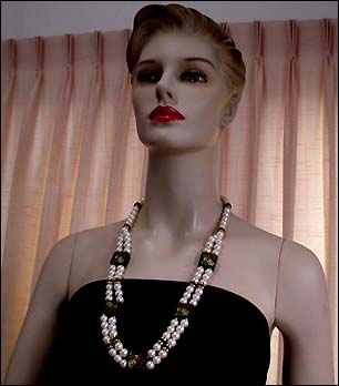 a beautiful vintage costume jewelry necklace unsigned