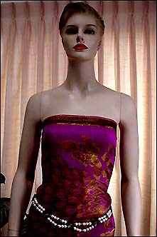 a beautiful vintage costume jewelry necklace unsigned