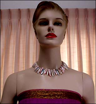 a beautiful vintage costume jewelry necklace unsigned