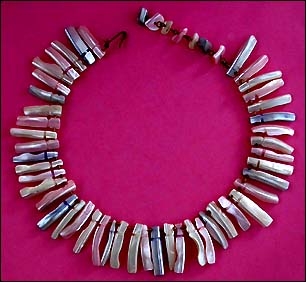 a beautiful vintage costume jewelry necklace unsigned