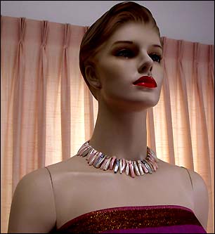 a beautiful vintage costume jewelry necklace unsigned