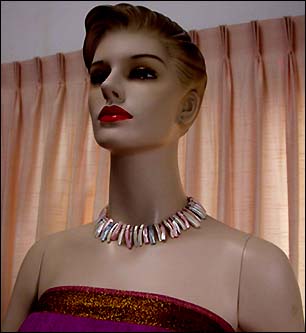 a beautiful vintage costume jewelry necklace unsigned
