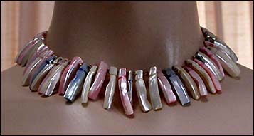 a beautiful vintage costume jewelry necklace unsigned