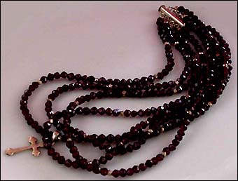 a beautiful vintage costume jewelry necklace unsigned
