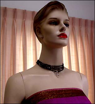 a beautiful vintage costume jewelry necklace unsigned