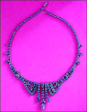 a beautiful vintage costume jewelry necklace unsigned
