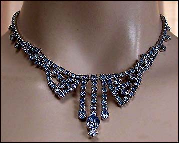 a beautiful vintage costume jewelry necklace unsigned