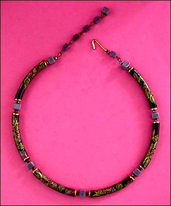 a beautiful vintage costume jewelry necklace unsigned
