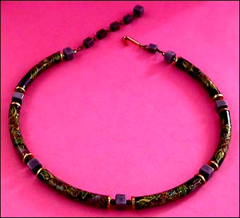 a beautiful vintage costume jewelry necklace unsigned