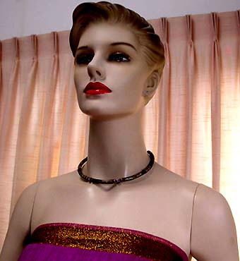 a beautiful vintage costume jewelry necklace unsigned