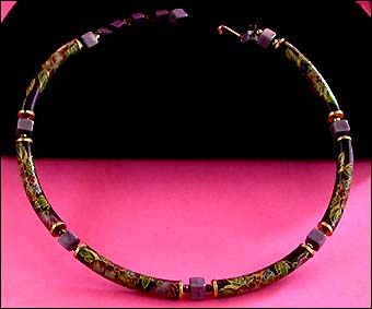 a beautiful vintage costume jewelry necklace unsigned
