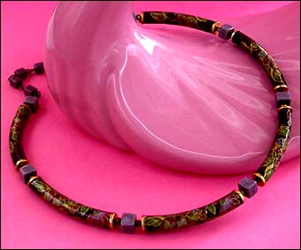 a beautiful vintage costume jewelry necklace unsigned