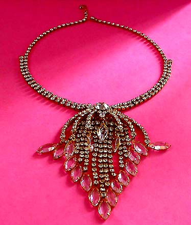 a beautiful vintage costume jewelry necklace unsigned