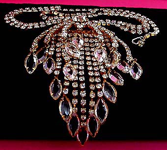a beautiful vintage costume jewelry necklace unsigned