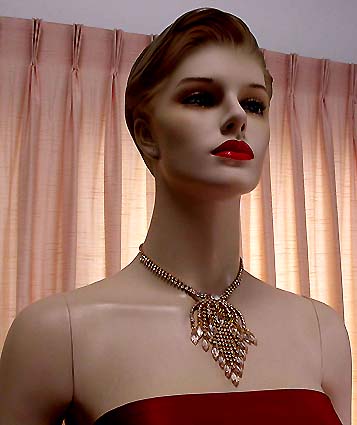 a beautiful vintage costume jewelry necklace unsigned