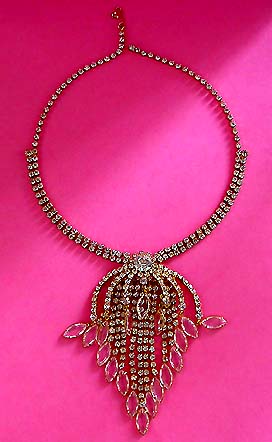 a beautiful vintage costume jewelry necklace unsigned