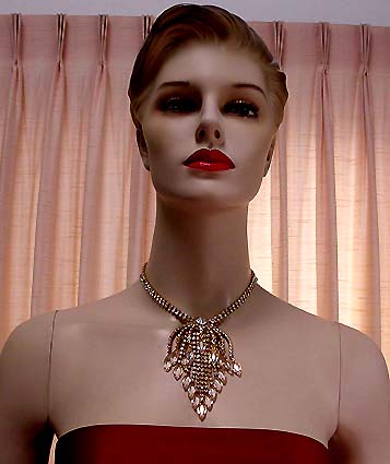 a beautiful vintage costume jewelry necklace unsigned