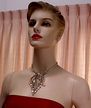 a beautiful vintage costume jewelry necklace unsigned