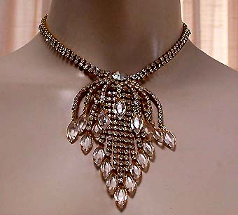 a beautiful vintage costume jewelry necklace unsigned