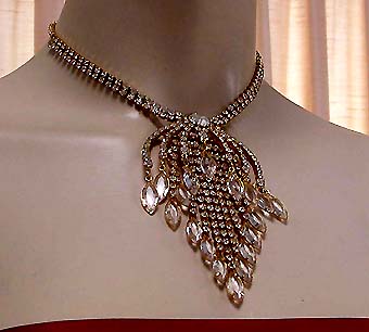 a beautiful vintage costume jewelry necklace unsigned
