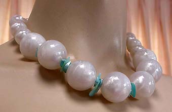a beautiful vintage costume jewelry necklace unsigned