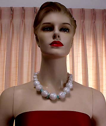 a beautiful vintage costume jewelry necklace unsigned