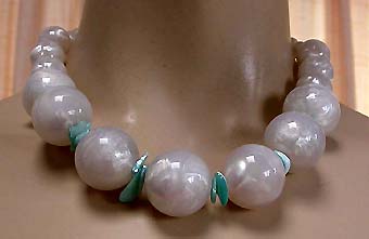 a beautiful vintage costume jewelry necklace unsigned