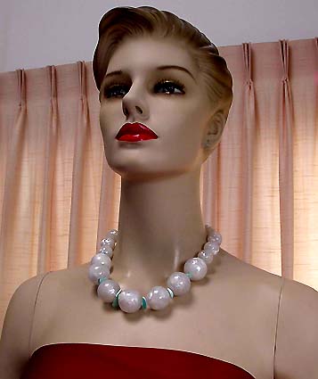 a beautiful vintage costume jewelry necklace unsigned