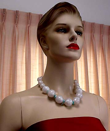 a beautiful vintage costume jewelry necklace unsigned
