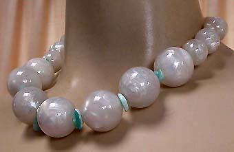a beautiful vintage costume jewelry necklace unsigned