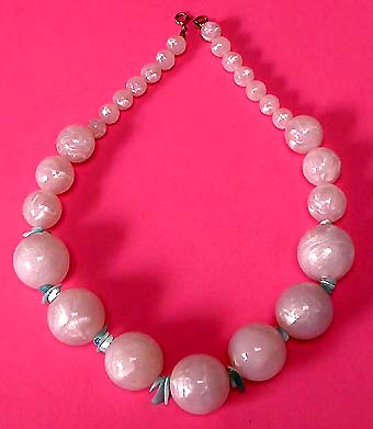 a beautiful vintage costume jewelry necklace unsigned